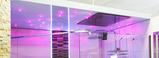 LED-Beleuchtung in einer modernen Dusche
