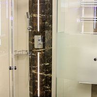 Dusche mit Fliesen aus Naturstein