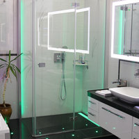 Dusche mit grüner LED-Beleuchtung