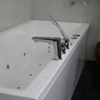 Eine weiße, kantige Badewanne