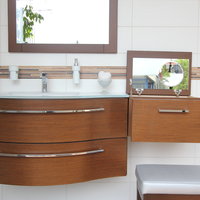Badezimmereinrichtung aus Holz und Glas