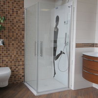 Badezimmereinrichtung mit braunen Fliesen und Holzboden