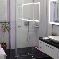 Dusche mit pinker LED-Beleuchtung