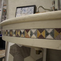 Mosaikdekoration an einem Waschbecken aus Naturstein
